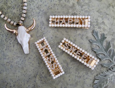 håraccessoar med text