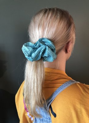 sätta upp hårt med scrunchie