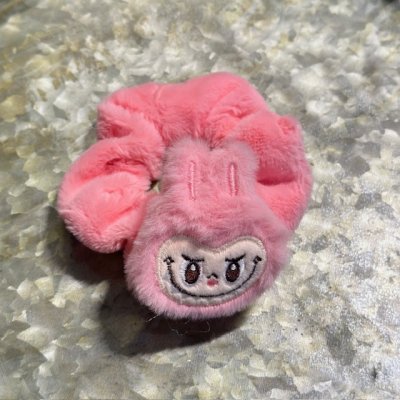 Labubu Scrunchie - Fluffig mörk rosa