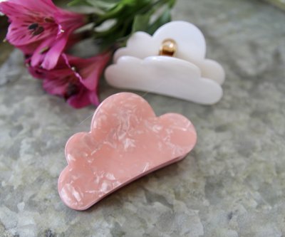 hårklämmor i vitt och rosa